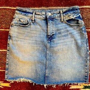 Old Navy size 6 denim jean skirt with frayed hemline